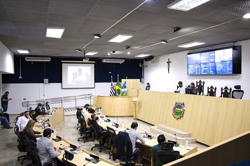 Loreny questiona o quanto o município irá economizar com o cortes realizado no contrato da EcoTaubate