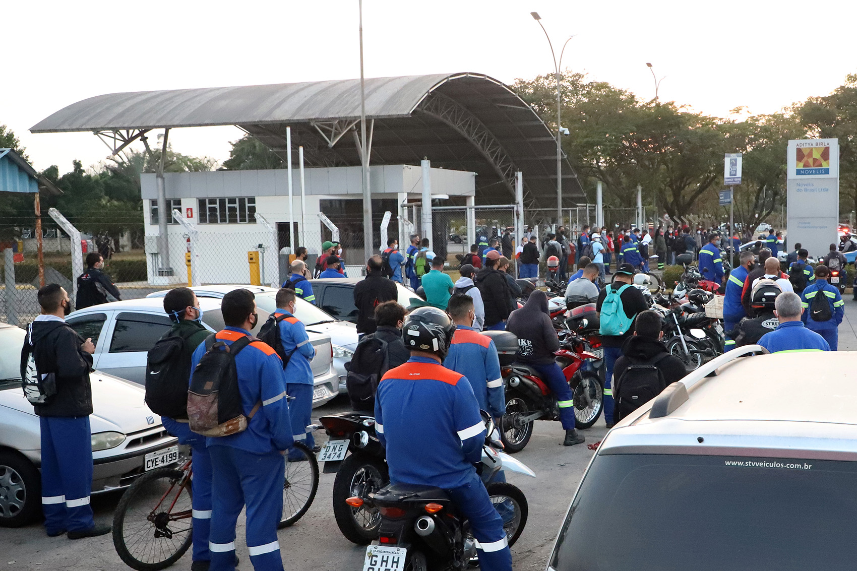 Paralisação na Novelis protesta contra redução na PLR