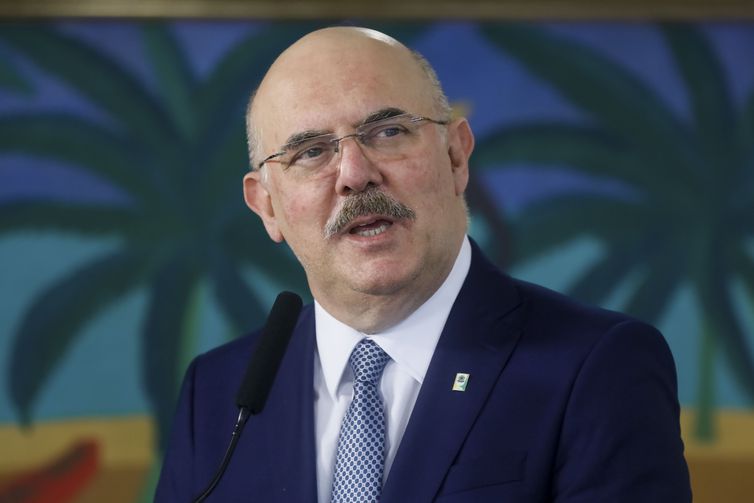 Milton Ribeiro toma posse e promete diálogo com educadores