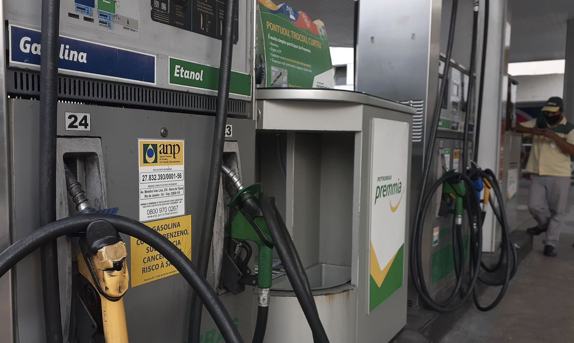 Gasolina sobe 4% depois de quatro semanas seguidas de queda, e preço do litro vai a R$ 5,42