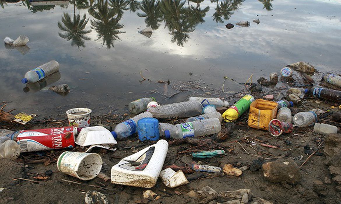 Poluição de plástico em oceanos pode triplicar até 2040