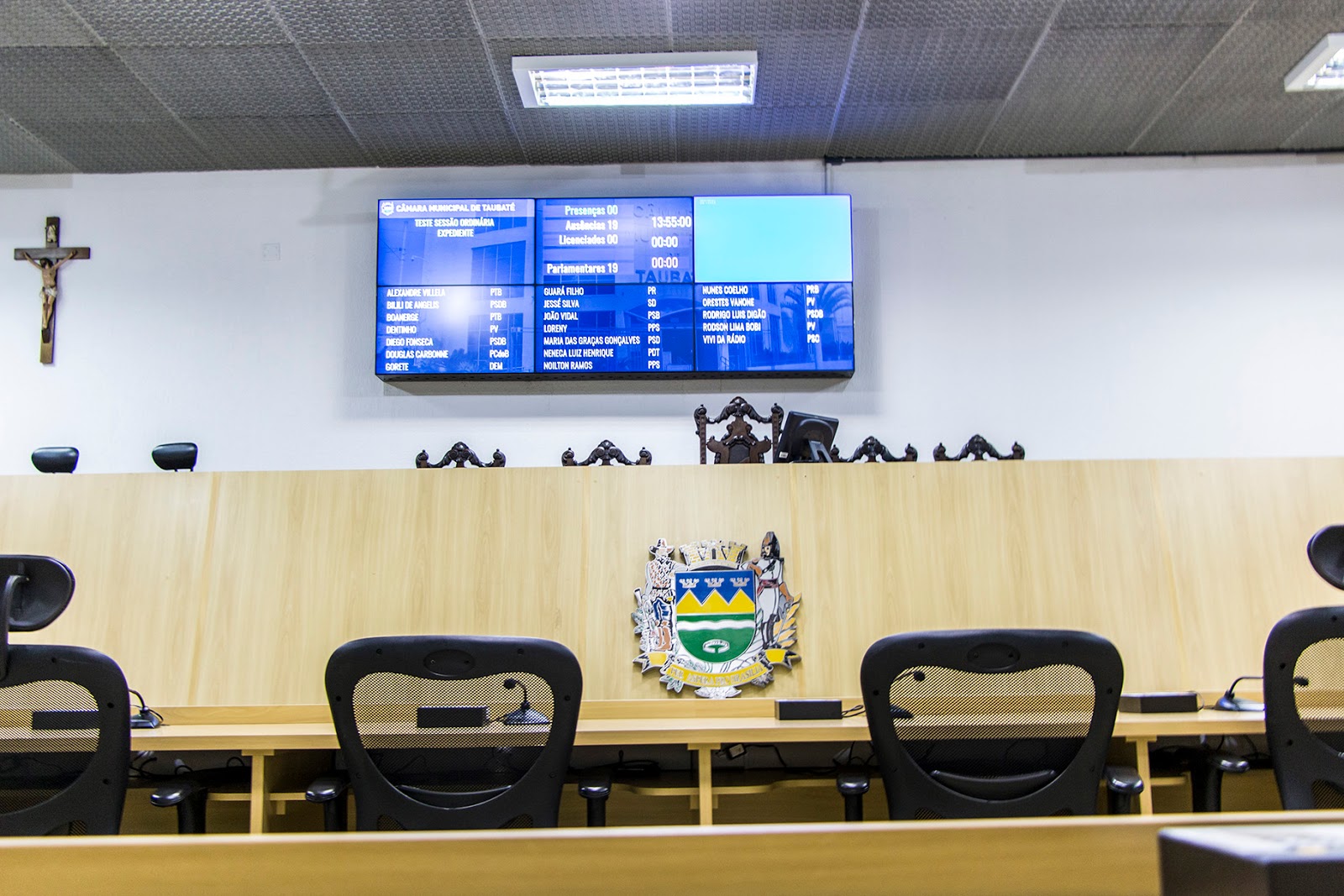 Proibição de consumo de cigarro em parques e conscientização de doenças raras seguem para sanção