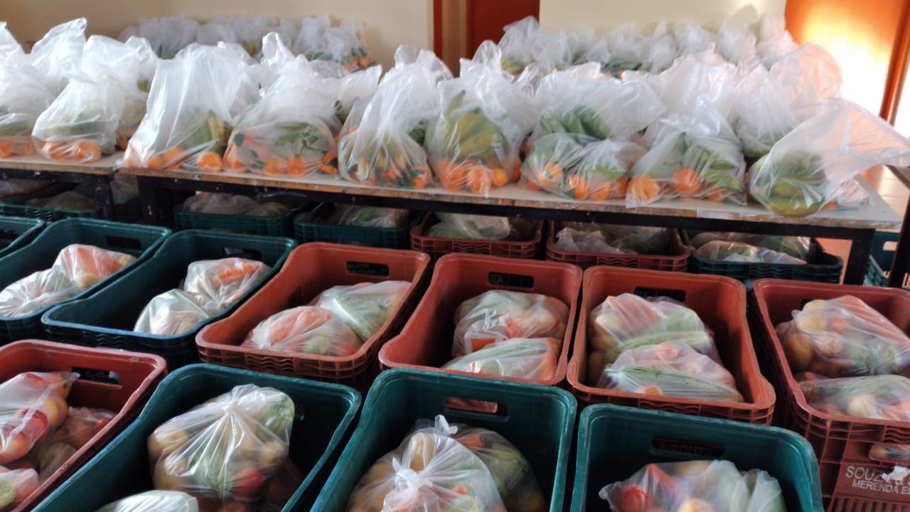 Prefeitura entrega kits de hortifruti para alunos da Rede Municipal