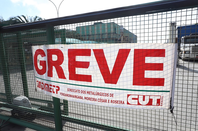 Trabalhadores da Latasa entram em greve em Pindamonhangaba