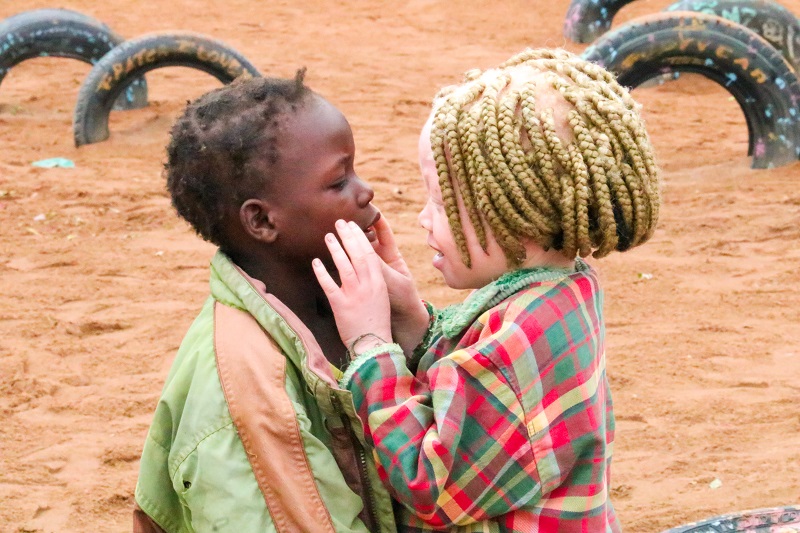 Shopping Pátio Pinda recebe exposição que retrata a vida em aldeias de Moçambique