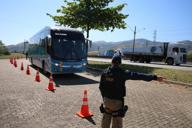 Passageiros de ônibus recebem orientações sobre a obrigatoriedade do uso do cinto de segurança