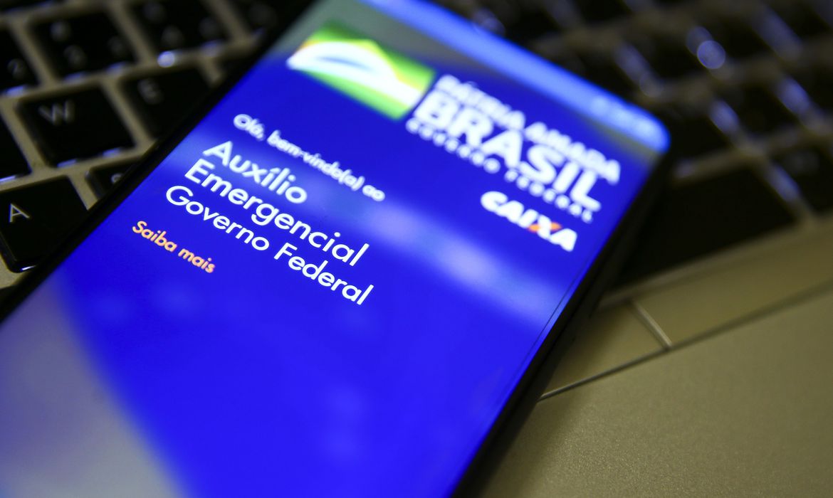 Com fim do auxílio, renda deve cair 2% e desemprego caminha para novo recorde