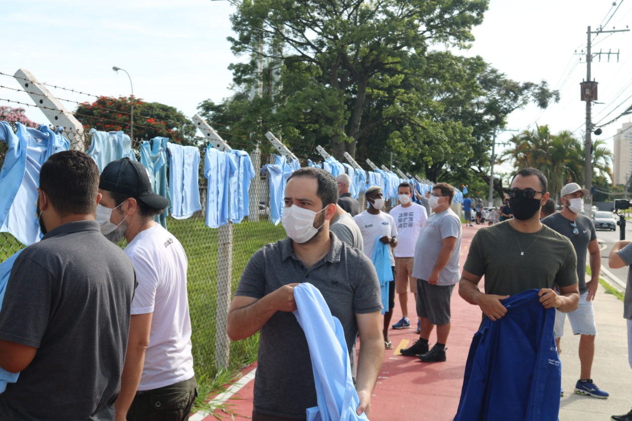 Protesto coloca uniformes na frente da Ford para simbolizar empregos e famílias em risco