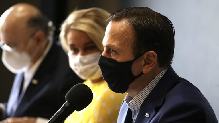 Covid-19: governador de SP prevê ano difícil e pede ajuda de prefeitos