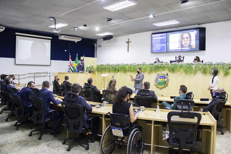 Cerimônia de posse reúne vereadores, prefeito e vice na Câmara