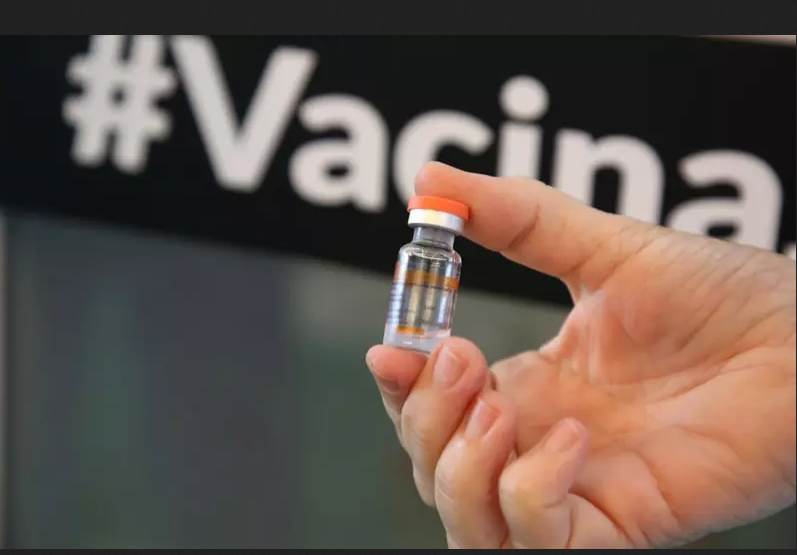 Bula indica que Coronavac é contraindicada para poucas pessoas; saiba quais são