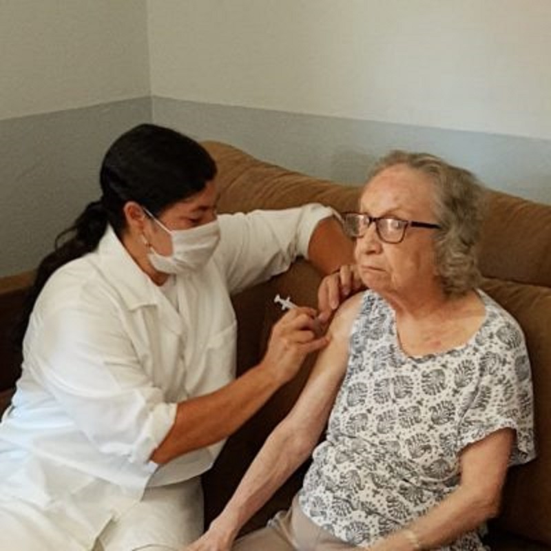 Covid-19: Saúde antecipa nova dose da bivalente para idosos