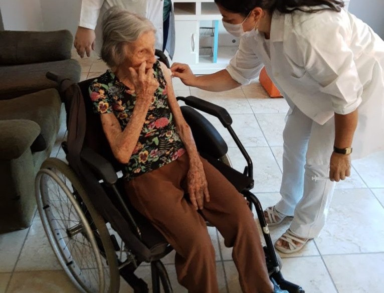 Idosos de Taubaté iniciam vacinação em sistema drive-thru