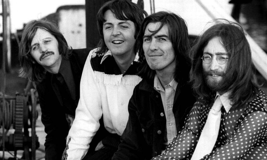 Improvisação e interrupção da polícia: há 52 anos, acontecia o último show dos Beatles