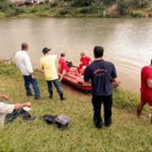 Secretaria de Obras e Defesa Civil realizam ação em represa no Jardim dos Lagos, em Taubaté