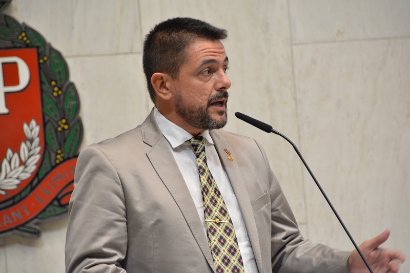 Deputado Danilo Balas denuncia obras paradas no AME da cidade de Taubaté
