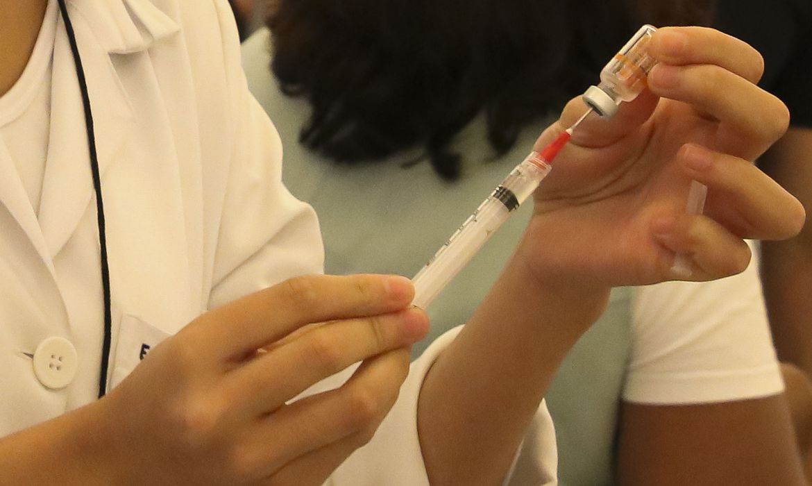 Farmacêuticas alertam para falta de matéria-prima de vacinas