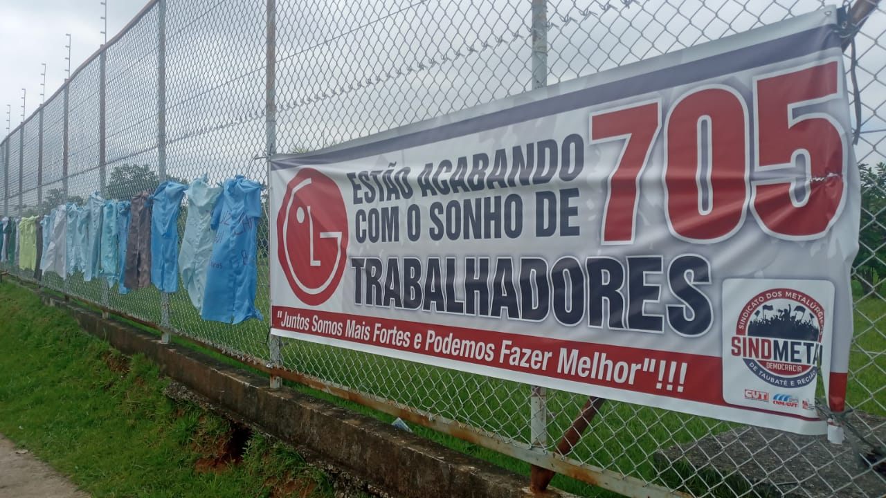 Protesto com uniformes representa 705 famílias ameaçadas por demissões na LG