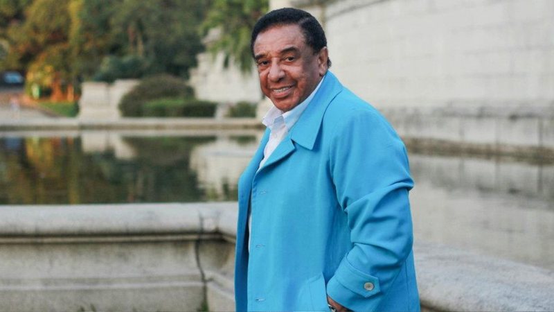 Nos anos 2000, Agnaldo Timóteo vendeu seus álbuns nas ruas