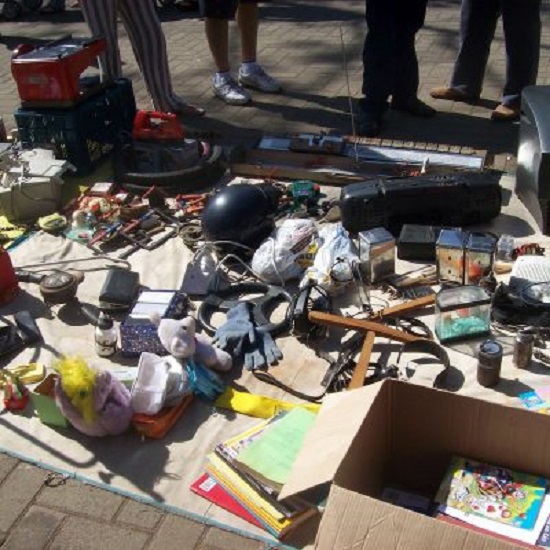 Feira da barganha volta a funcionar aos domingos