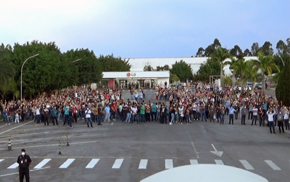 Trabalhadores aprovam greve por tempo indeterminado na LG Taubaté