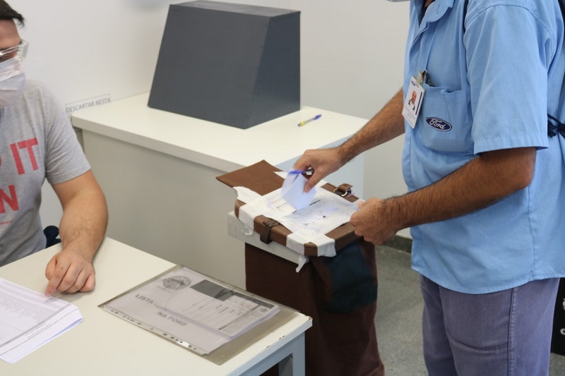 Trabalhadores aprovam plano de indenização na Ford Taubaté