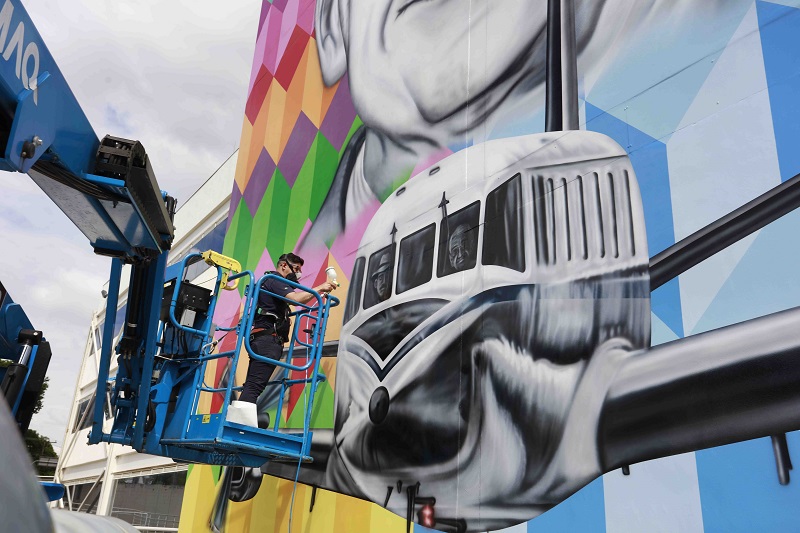 Ozires Silva será nome da principal unidade industrial da Embraer e é homenageado com mural artístico em hangar