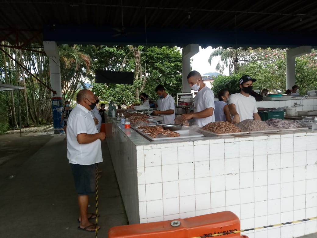 Prefeitura de Ubatuba orienta a evitar aglomerações no Mercado Municipal de Peixes