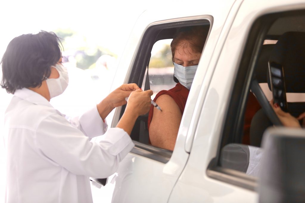 Quarta-feira continua vacinação para profissionais de saúde e 2° dose para 67 anos