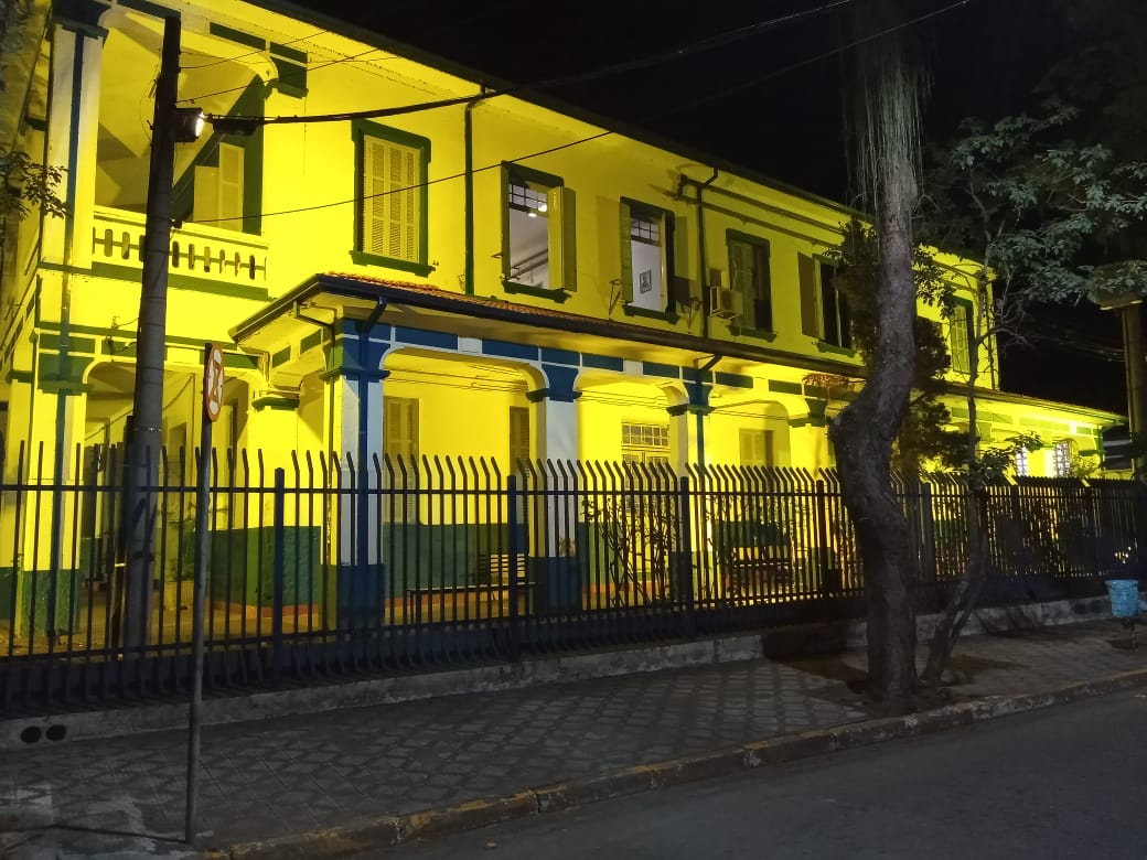 Prédio da prefeitura recebe iluminação para o maio amarelo