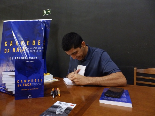 Jornalista de Jacareí relança livro que aborda racismo na Copa de 1958