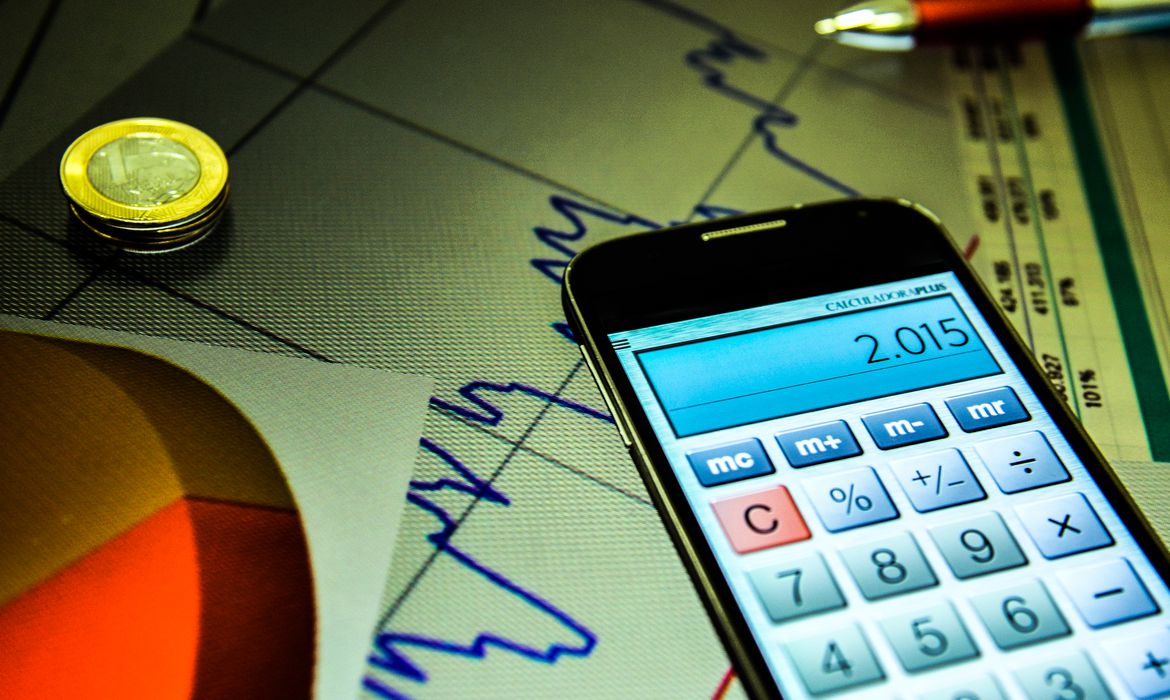 Economia brasileira cresce no 1º tri e volta ao patamar pré-pandemia