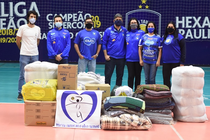 Torcedores do EMS Taubaté Funvic realizam arrecadação de agasalhos e cobertores