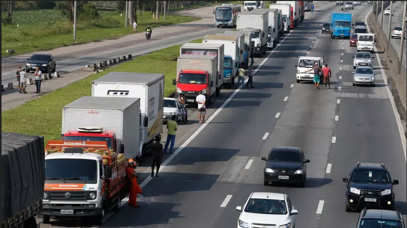 Alta do diesel surpreende caminhoneiros e líder do CNTRC garante que terá greve