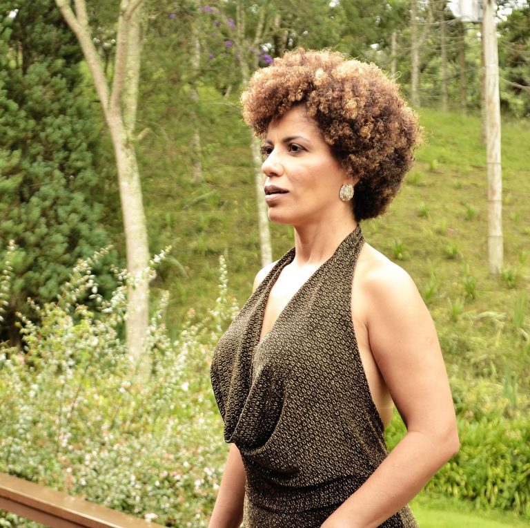 Taubateana Mere Oliveira participa de homenagem a mulher negra