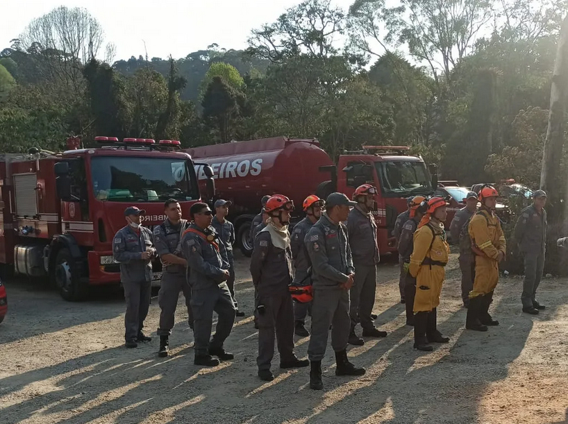 Seis dias depois, bombeiros apagam fogo na Serra da Mantiqueira