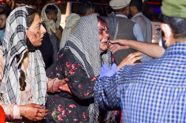 Ataques suicidas no aeroporto de Cabul deixam ao menos 60 mortos