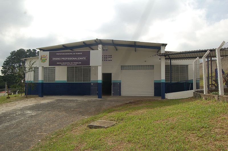 Escola do Trabalho do Centro oferece 43 vagas nas áreas de beleza e informática