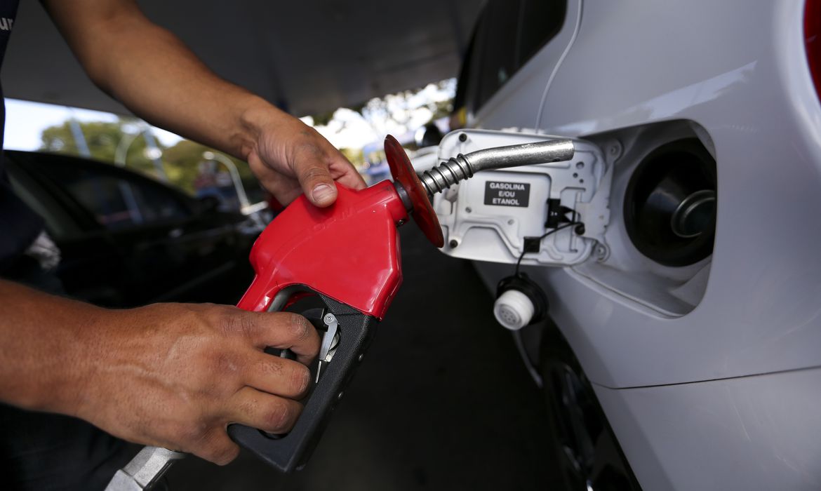 Preço da gasolina cai pela quarta semana seguida, antes da alta do ICMS