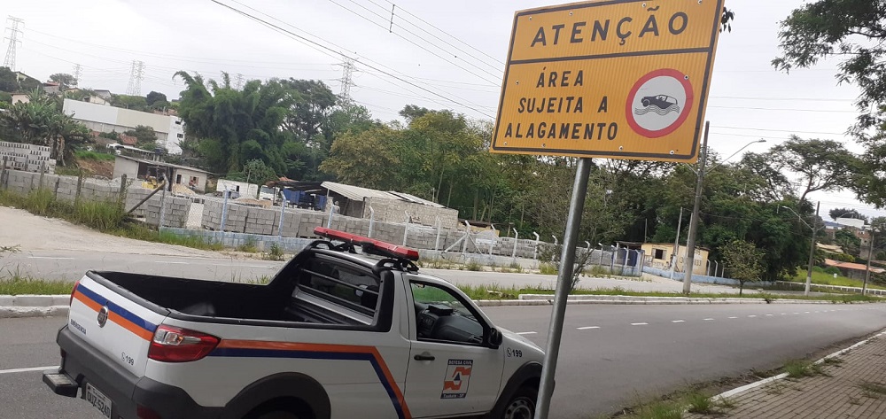 Prefeitura instala placas que alertam sobre áreas de alagamentos no município