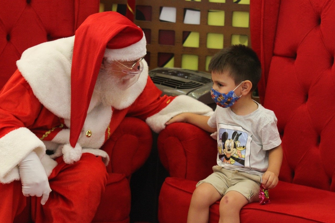 Papai Noel participa de mais quatro paradas de Natal no Taubaté Shopping
