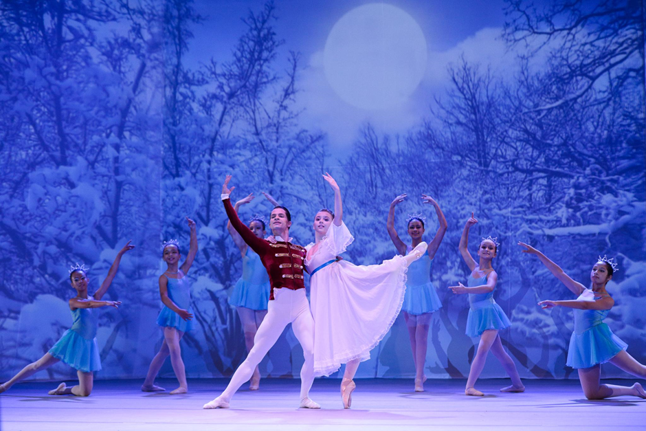 Alunos do Núcleo da Dança da Fundação Lia Maria Aguiar apresentam balé “O Quebra-Nozes” na programação natalina da cidade