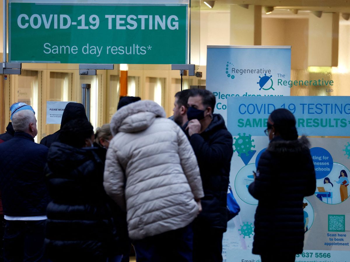 Casos de Covid-19 disparam pelo mundo e aumentam chance da volta de restrições