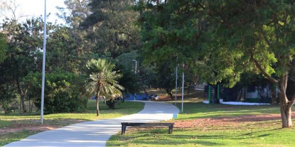 Governo atende Comitê Científico e mantém exigência de máscara em espaços abertos