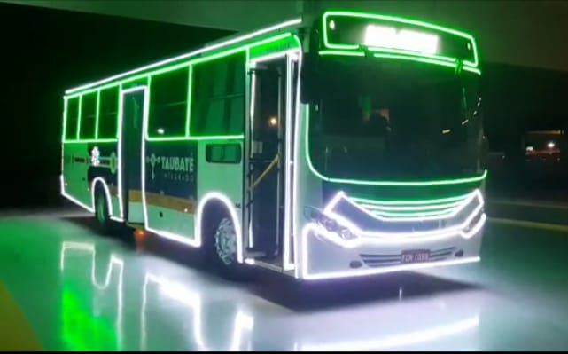 Ônibus decorado circula pelas ruas de Taubaté