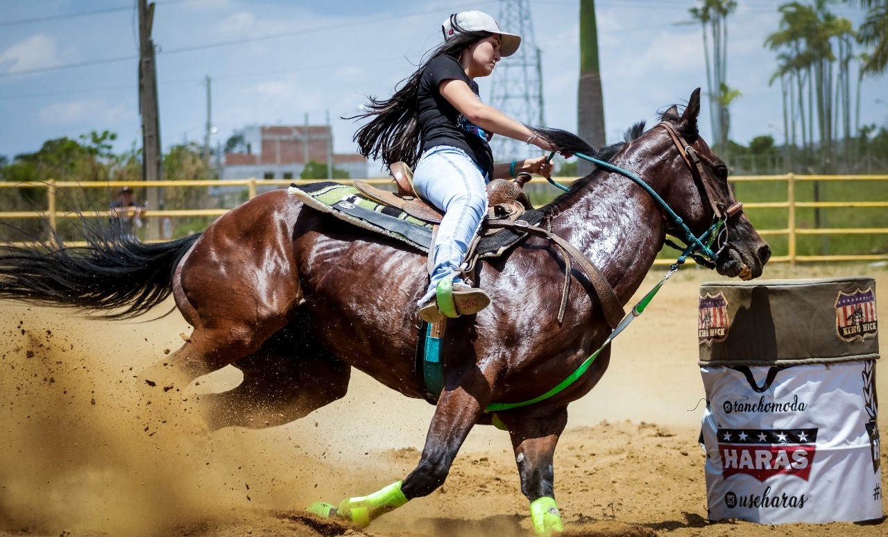 Atletas de Paraibuna são destaques em provas equestres, na modalidade de três tambores