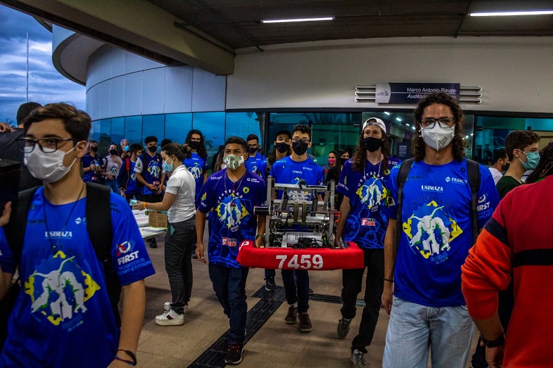 Equipe de robótica de Taubaté ganha prêmio de empreendedorismo em competição nacional