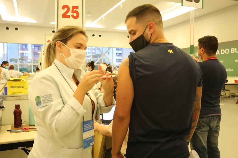 Governo de SP assina decreto que obriga servidor estadual a comprovar vacinação