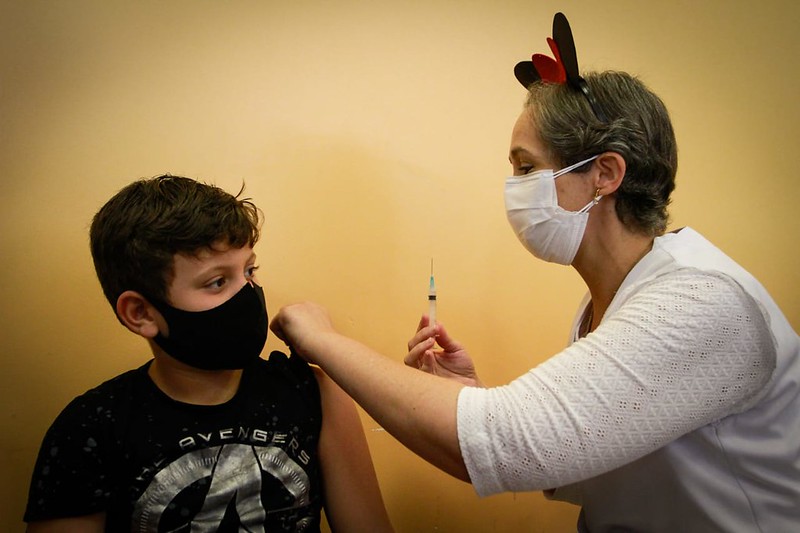 Saúde distribui 740 mil doses da CoronaVac para vacinação de crianças