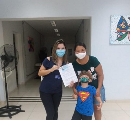 Prefeitura de Taubaté inicia entrega de carteiras de identificação para pessoas com espectro autista
